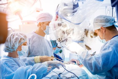 Omurilik ameliyatı. Ameliyathanede ameliyathanede ameliyat aleti olan bir grup cerrah. Laminektomi. Modern tıbbi arka plan