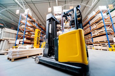 Depo tersanesinde forklift yükleyicisi, teslimat ve lojistik konsepti