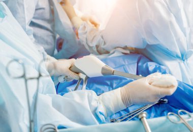 Laparoskopik ekipman kullanılarak ameliyat işlemi. Ameliyathanede ameliyat ekipmanlarıyla bir grup cerrah. Tıbbi geçmiş