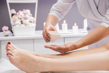 Güzeller güzeli genç bir kadın spa salonunda bacak masajı yapıyor. Kozmetoloji kavramı