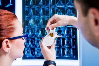 Doktorlar hastanede tıbbi konsey kuruyor. Tıbbi konuları tartışıyoruz. Omurga saplantı sistemleri. Omurilik ameliyatı