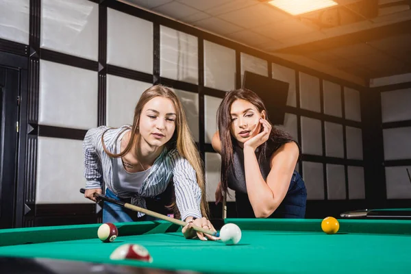 Δύο Νεαρές Γυναίκες Παίζουν Μπιλιάρδο Μπιλιάρδο Δωμάτιο Στο Παρασκήνιο — Φωτογραφία Αρχείου