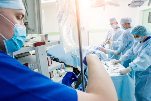 Artroskopická Operace Ortopedičtí Chirurgové Týmové Práci Operačním Sále Moderními Artroskopickými — Stock fotografie