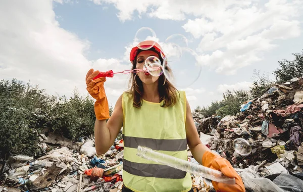 Kadın Gönüllü Plastik Çöpleri Temizlemeye Yardım Ediyor Dünya Günü Ekoloji — Stok fotoğraf