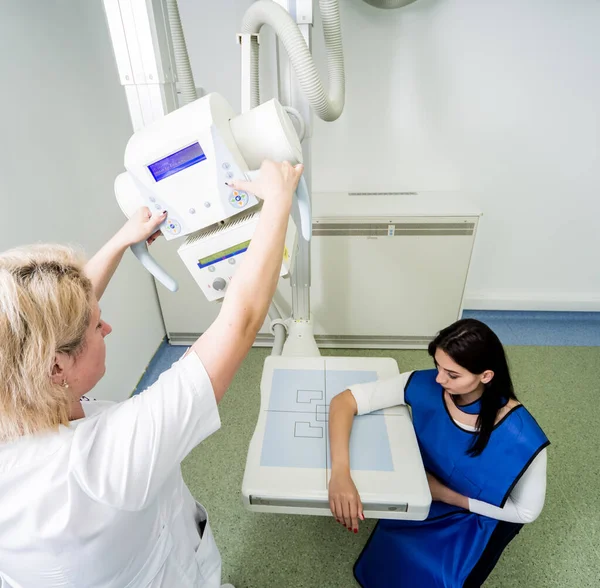 Radiologista Paciente Uma Sala Raios Raios Mãos Humanas Sistema Clássico — Fotografia de Stock
