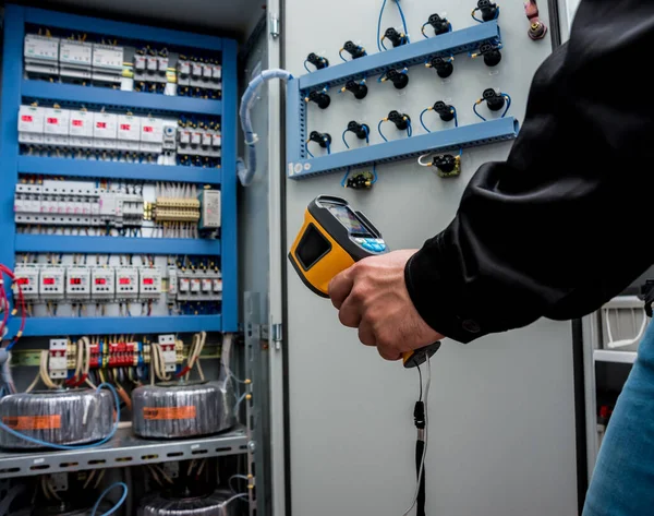 Close Technician Using Infrared Thermal Imaging Camera Check Temperature Fuse — Stock Photo, Image