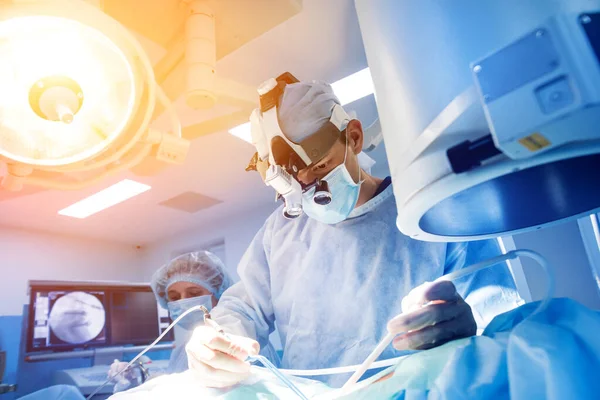 脊柱手术一组外科医生在手术室与手术设备 拉米内切手术现代医学背景 — 图库照片