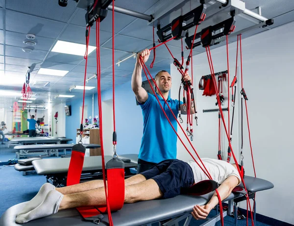 Физиотерапия Подвесная Терапия Молодой Человек Проводит Фитнес Терапию Помощью Тренировочной — стоковое фото