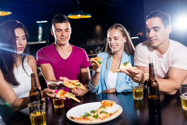 Amici Allegri Pub Bere Birra Mangiare Pizza Parlare Divertirsi Incontrare — Foto Stock