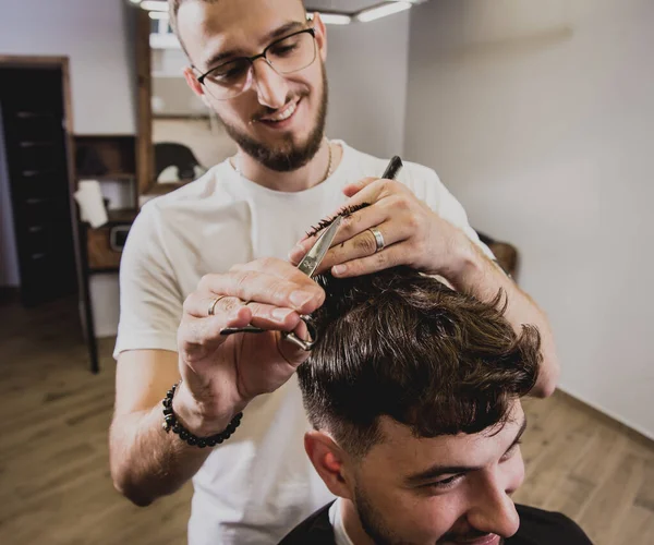 Fiatal Férfi Divatos Frizurával Fodrászatban Barber Csinálja Frizurát Szakállat Koncepciófodrászat — Stock Fotó