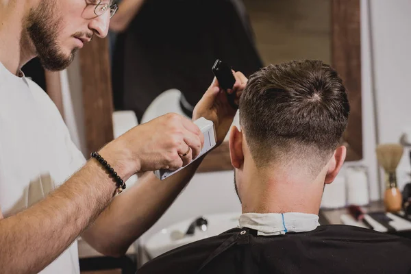 Jovem Com Corte Cabelo Moda Barbearia Barbeiro Faz Penteado Barba — Fotografia de Stock