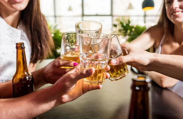 술집에 친구들 맥주를 마시고 이야기하고 즐기는 친구들을 만나다 — 스톡 사진