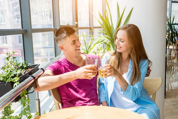 Couple Joyeux Dans Pub Boire Bière Parler Amuser Réunion Après — Photo