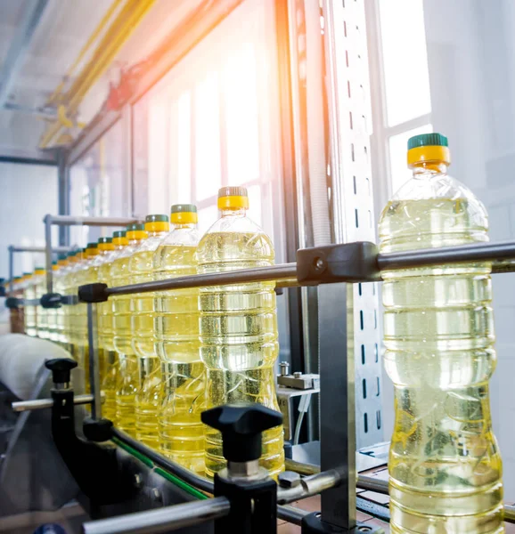 Şişelerdeki ayçiçeği yağı şişeleri, yüksek teknoloji konsepti, endüstriyel arka plan 