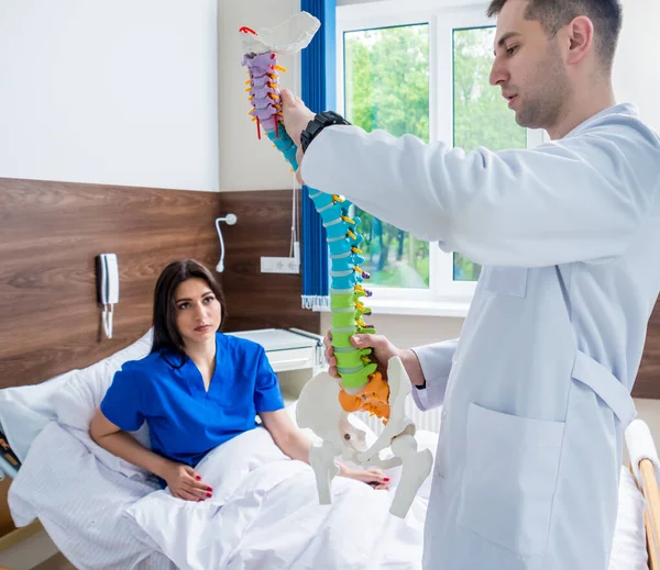 Orthopäde Zeigt Patientin Krankenhaus Wirbelsäulenmodell — Stockfoto