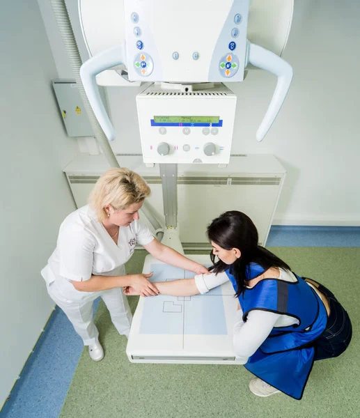 Radiológus Páciens Röntgenszobában Emberi Kezek Röntgenje Klasszikus Mennyezetre Szerelhető Röntgenrendszer — Stock Fotó