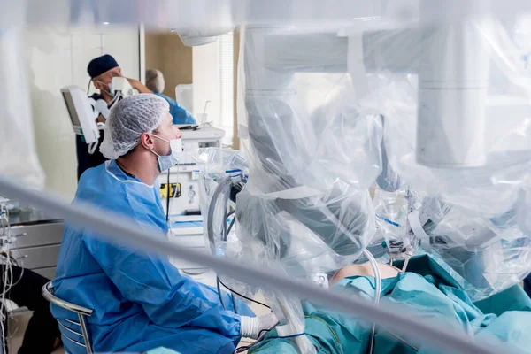 Modernt kirurgiskt system. Medicinsk robot. Minimalt invasiv robotkirurgi. — Stockfoto
