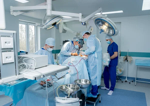 Omurga ameliyatı. Ameliyathanede ameliyat ekipmanlarıyla bir grup cerrah. Laminektomi. — Stok fotoğraf