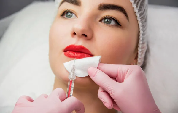 Arts Cosmetoloog Maakt Gezichtsinjecties Procedure Jonge Vrouw Een Schoonheidssalon Cosmetologisch — Stockfoto