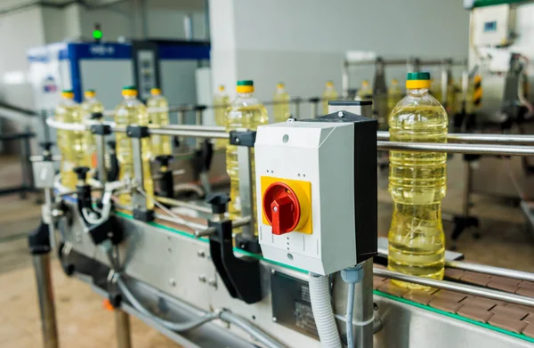 Línea Embotellado Aceite Girasol Botellas Planta Concepto Alta Tecnología Fondo — Foto de Stock