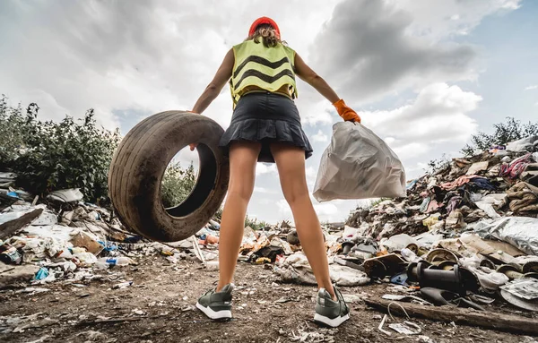 Kadın Gönüllü Plastik Çöpleri Temizlemeye Yardım Ediyor Dünya Günü Ekoloji — Stok fotoğraf