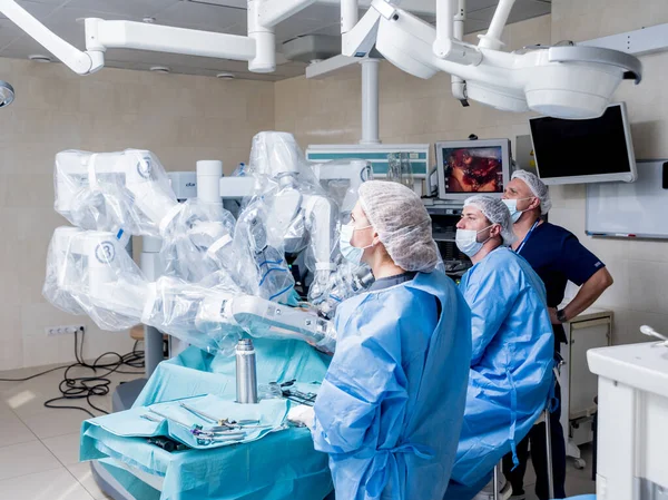 現代の外科システム。医療用ロボット。最小限の侵襲的ロボット手術. — ストック写真