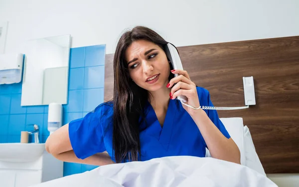 Пацієнт Розмовляє Телефону Лікарняному Ліжку Молода Біла Жінка Язок Медсестрою — стокове фото