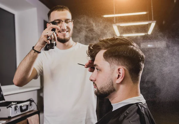 Jovem Com Corte Cabelo Moda Barbearia Barbeiro Faz Penteado Barba — Fotografia de Stock