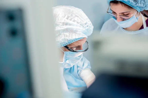 Surgeon and assistants in operating room with surgery equipment. — Stock Photo, Image