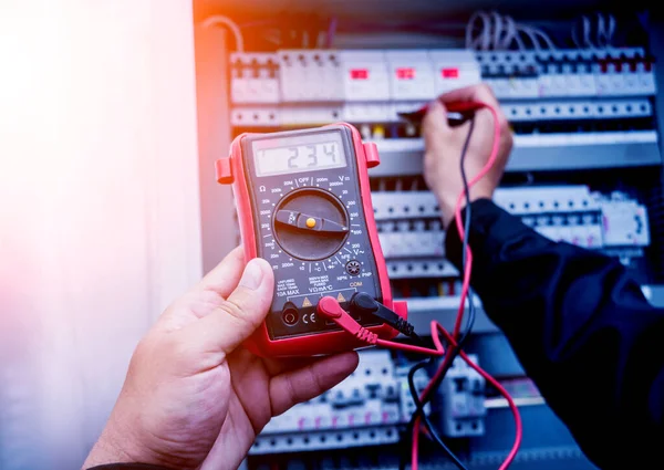 Primer Plano Las Mediciones Eléctricas Con Probador Multímetros —  Fotos de Stock