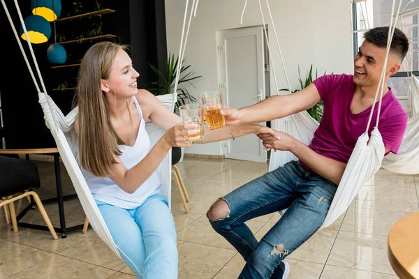 Veselý Pár Hospodě Pít Pivo Mluvit Bavit Setkání Práci — Stock fotografie