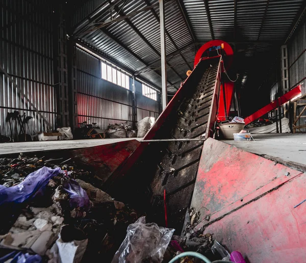 Conveyor Belt Transporting Garbage Drum Filter Modern Recycling Plant — Φωτογραφία Αρχείου