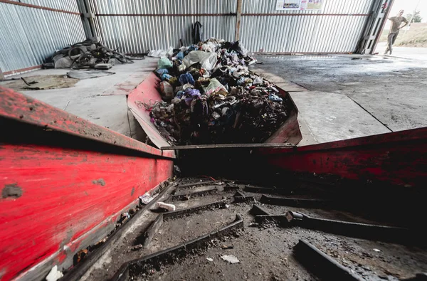 Conveyor Belt Transporting Garbage Drum Filter Modern Recycling Plant — Stockfoto