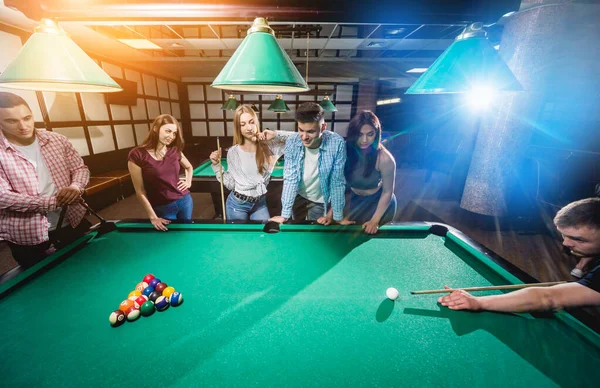 Gruppe Junger Fröhlicher Freunde Die Billard Spielen Lustige Zeit Nach — Stockfoto