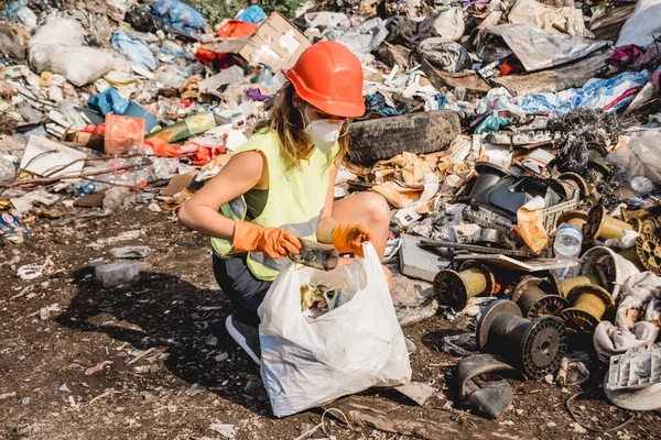 Kadın Gönüllü Plastik Çöpleri Temizlemeye Yardım Ediyor Dünya Günü Ekoloji — Stok fotoğraf