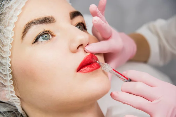 Médecin Cosmétologue Fait Les Injections Faciales Jeune Femme Dans Salon — Photo