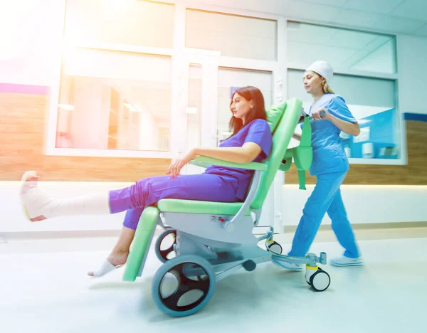 Krankenschwester Zieht Mobilen Behandlungsstuhl Mit Patient Ins Krankenhaus Medizinische Geräte — Stockfoto