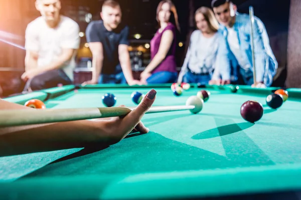 Grupo Jóvenes Amigos Alegres Jugando Billar Tiempo Divertido Después Del — Foto de Stock