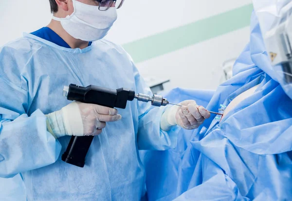关节镜手术 外科整形外科医生在手术室用现代关节镜工具进行协同工作 医院背景 — 图库照片