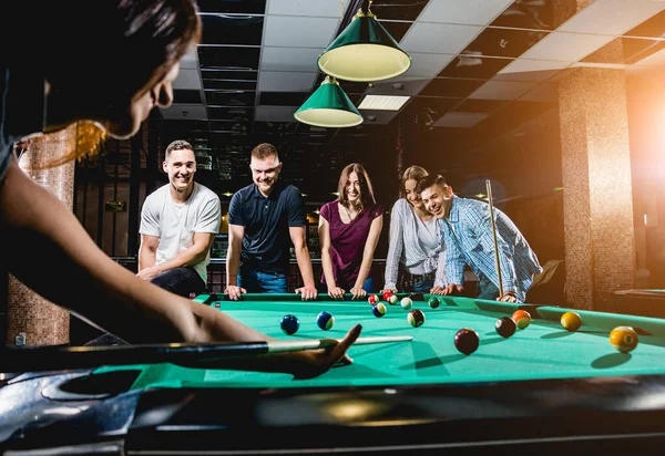 Grupo Jóvenes Amigos Alegres Jugando Billar Tiempo Divertido Después Del — Foto de Stock