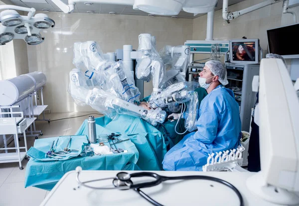 Sistema quirúrgico moderno. Robot médico. Cirugía robótica mínimamente invasiva. — Foto de Stock
