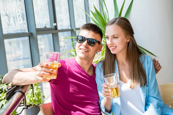 Una Pareja Alegre Pub Beber Cerveza Hablar Divertirse Reunión Después —  Fotos de Stock