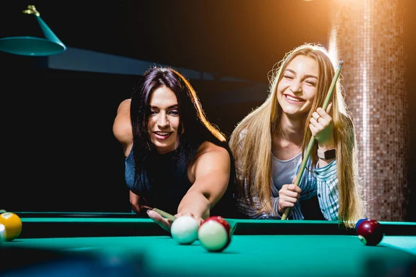 Δύο Νεαρές Γυναίκες Παίζουν Μπιλιάρδο Μπιλιάρδο Δωμάτιο Στο Παρασκήνιο — Φωτογραφία Αρχείου