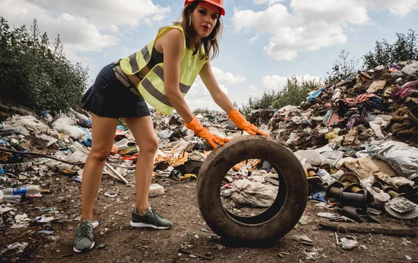 Kadın Gönüllü Plastik Çöpleri Temizlemeye Yardım Ediyor Dünya Günü Ekoloji — Stok fotoğraf