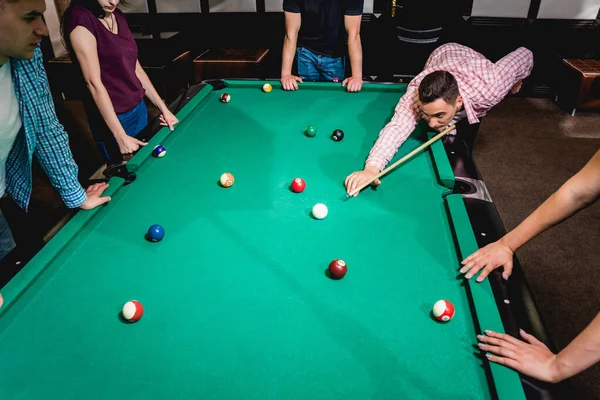 Jovem Tentando Acertar Bola Bilhar Fundo Piscina — Fotografia de Stock