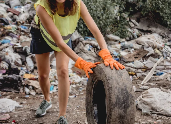 Kadın Gönüllü Plastik Çöpleri Temizlemeye Yardım Ediyor Dünya Günü Ekoloji — Stok fotoğraf