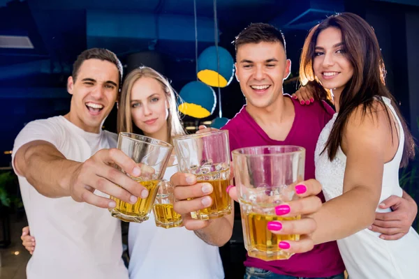 Amigos Alegres Pub Beber Cerveza Hablar Divertirse Encuentro Con Amigos — Foto de Stock