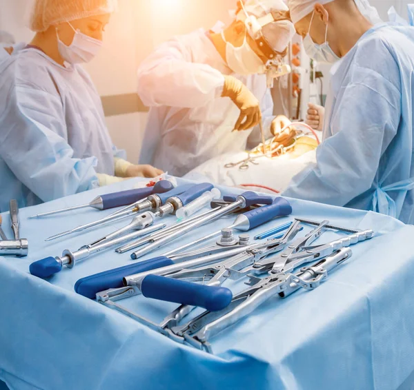 Instrumentos quirúrgicos esterilizados y herramientas en la mesa azul. Un equipo de cirugía de columna — Foto de Stock