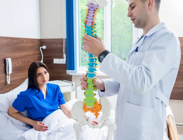 Orthopäde Zeigt Patientin Krankenhaus Wirbelsäulenmodell — Stockfoto