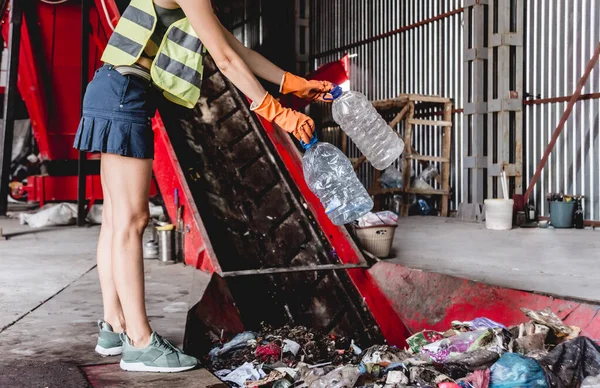 Woman Volunteer Sorting Trash Modern Recycling Plant — ストック写真